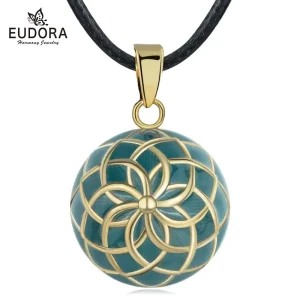 Goldener Klangkugel Anhänger mit türkiser Emaille und filigranem Zirkel-Muster. Engelsrufer Halskette Detailansicht.