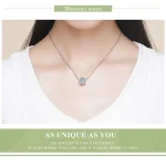 Nahaufnahme: Blau-weißes Nazar Auge Zirkonia Anhänger an einer 925 Silberkette. Funkelnder Glücksbringer mit Herz-Details für Beads & Charms.