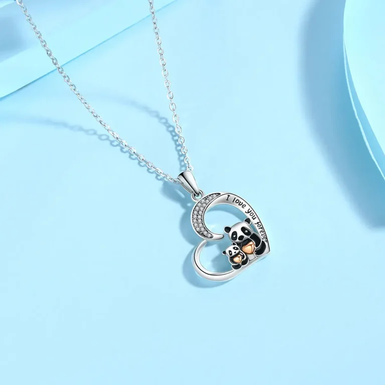 925 Silber Halskette: Herz-Anhänger mit Panda Bären und "I love you forever" Gravur. Mutterliebe Tierschmuck Detailansicht.