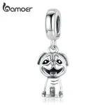 925 Silber Mops Anhänger Charm: Detaillierter, lächelnder Mops als Bead. Perfekt für Hundeliebhaber! Silberner Hunde-Charm für Armbänder.