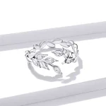 Offener Silberring mit Blätterdesign und klaren Zirkonia. 925 Silber Ring mit filigranen Blättern und funkelnden Zirkonia-Steinen.