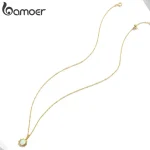 Goldene 925 Halskette mit strahlendem kleinem Sonnen-Anhänger und irisierendem Opal. Zarte Kette, filigranes Design.