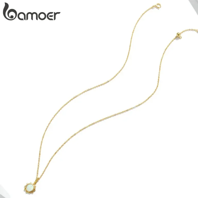 Goldene 925 Halskette mit strahlendem kleinem Sonnen-Anhänger und irisierendem Opal. Zarte Kette, filigranes Design.