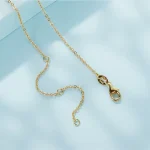 Goldene Halskette, 925 Anhänger Detail: Verschluss und Justierkette des Zirkonia-Lebensbaum Anhängers mit grünen Kristallen.