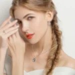 Goldener Lebensbaum-Anhänger mit grünen Zirkonia-Kristallen an einer Halskette, getragen von einer Frau. 925 Silberfassung.