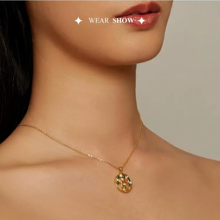 Goldener Lebensbaum Anhänger mit Zirkonia, grüne Kristalle, 925 Halskette. Detail: Filigrane Mensch-Silhouette im Baum.