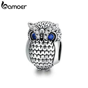 3D Eulen-Charm mit blauen Zirkonia Augen. 925 Silber Kautz fürs Bettelarmband. Detail: Funkelnde Zirkonia-Akzente auf dem silbernen Vogel.