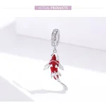 Koi-Dangle: 3D Glückskarpfen Charm mit roter Emaille, Zirkonia & 925 Silber Beads. Japanischer Fisch-Anhänger im Detail.