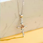 Filigranes Kreuz mit rotgoldener Rose, Rosenkreuz | 925 Silber Anhänger brand: Eudora