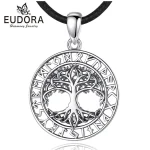 Nordische Yggdrasil Halskette: 925 Silber Anhänger mit Lebensbaum im Runenkreis (Futhark), filigrane Verarbeitung, Detailaufnahme.