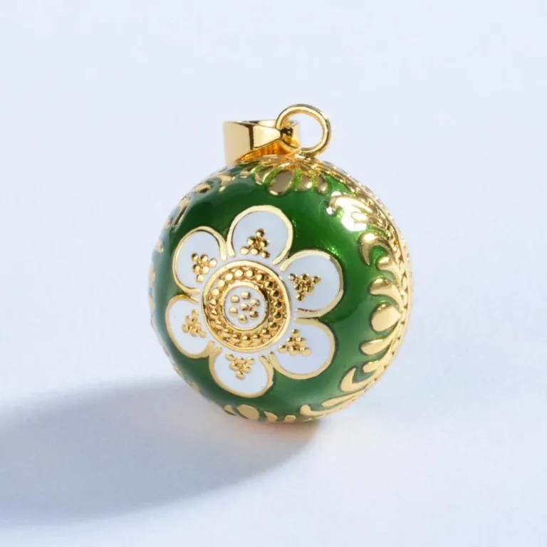 Vergoldeter grüner Engelsrufer mit Blüte, Lederband oder Halskette | Schwangerschafts-Klangkugel ・thema: Frühling