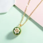 Vergoldeter grüner Engelsrufer mit Blüte, Lederband oder Halskette | Schwangerschafts-Klangkugel ・thema: Frühling