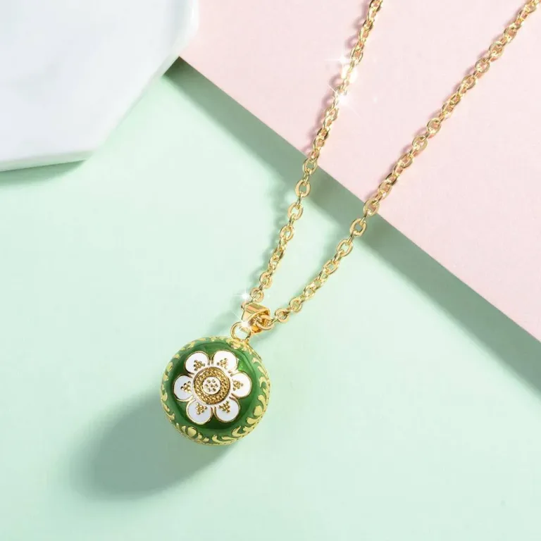 Vergoldeter grüner Engelsrufer mit Blüte, Lederband oder Halskette | Schwangerschafts-Klangkugel ・thema: Frühling