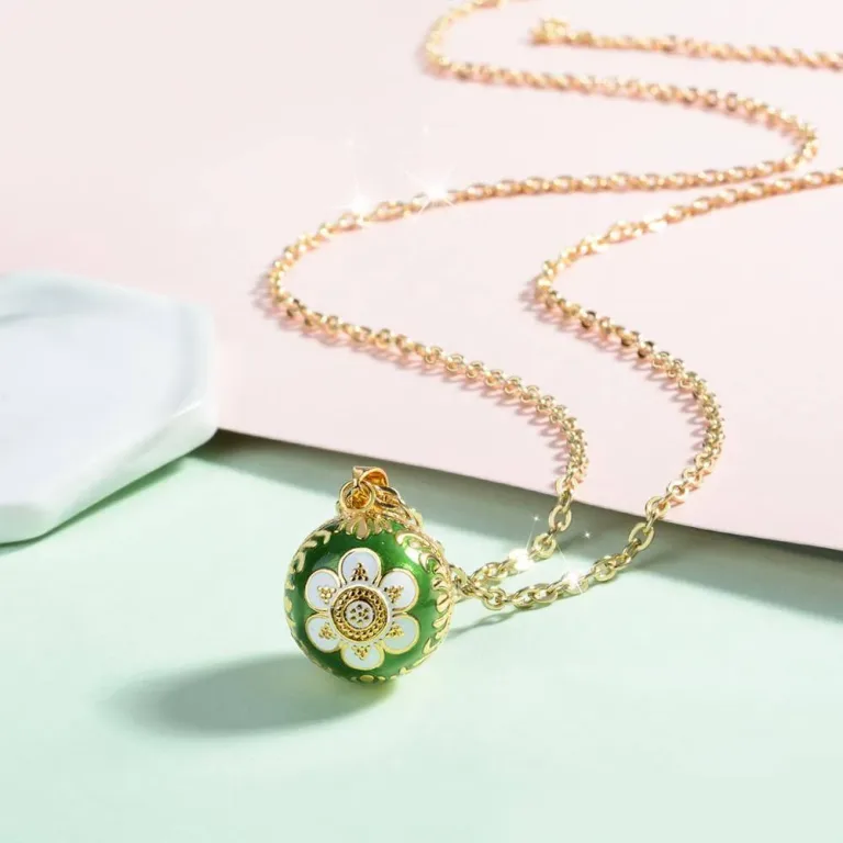 Vergoldeter grüner Engelsrufer mit Blüte, Lederband oder Halskette | Schwangerschafts-Klangkugel ・thema: Frühling