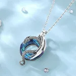 Silber Drache auf blauem Kristall Glas, Fantasy Halskette | 925 Drachenschmuck Anhänger brand: Eudora