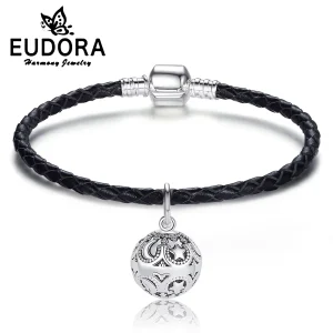 Schwarzes Lederarmband mit Engelsrufer Klangkugel Charm. Flechtarmband mit Clip-Verschluss, filigranes Mond- und Sternmuster. Klangschmuck.
