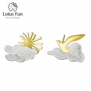 Silberne Wolke mit goldener Sonne und Vogel, matt gebürstete Ohrstecker | 925 Silber Ohrringe brand: Lotus Fun