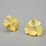 Traumhafte Blüten-Ohrstecker mit Zirkonia-Kristallen, 18k-vergoldete 3D Blumen | 925 Silber Ohrringe brand: Lotus Fun