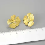 Traumhafte Blüten-Ohrstecker mit Zirkonia-Kristallen, 18k-vergoldete 3D Blumen | 925 Silber Ohrringe brand: Lotus Fun