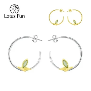 Bicolor Bambus-Creolen mit Aventurin-Blatt. Halbcreolen aus 925er Silber und 18K vergoldetem Blatt-Motiv. Minimalistischer Ohrschmuck mit Aventurin-Akzent und filigraner Blattstruktur.