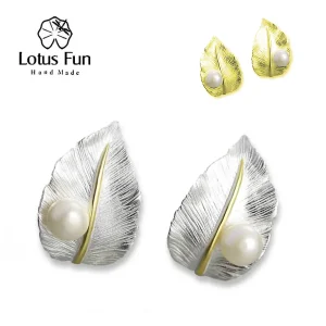 Bicolor Blatt-Ohrstecker mit Süßwasserperle, 925er Silber. Die großen, rhodinierten Blätter haben einen goldenen Mittelsteg und eine schimmernde, echte Perle. Natürlicher Herbstschmuck für Damen.