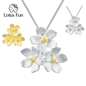 Blüten-Bouquet Anhänger aus 925 Sterling Silber: Mattierter 3D Blumen Halsschmuck, bicolor, mit feiner Textur. Botanische Halskette mit floralem Design und goldfarbenen Akzenten.