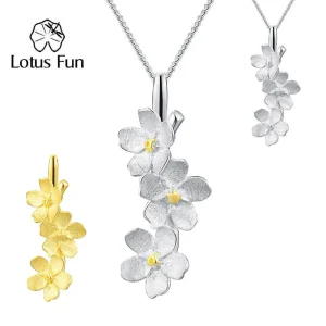 Zarte Blüten-Kaskade: Kettenanhänger aus 925er Silber mit drei mattierten 3D-Blüten als romantischer Blumenschmuck. Bicolor (teilvergoldet) und Silber-Varianten. Detail: Blütenmitte in Gold.