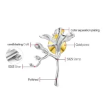 Detailaufnahme der Freesien-Brosche: 925er Silber Blüten-Pin mit mattierten Knospen und Bicolor-Design. Handgefertigter 3D-Blütenzweig, teilvergoldet, botanischer Schmuck für Damen.