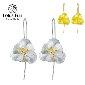 Bicolor Blüten-Ohrhänger aus 925 Silber: Mattierte 3D Blumenohrringe mit goldenen Akzenten. Natürlicher Silberschmuck, Ohrhänger mit Blumenmuster und filigranen Staubgefäßen. Elegante Ohrringe mit Geschenkbox.