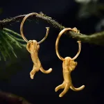 Frei schwingende Katzen Ohrringe, Freche Halbcreolen in Gold oder Silber | 925 Creolen brand: Lotus Fun