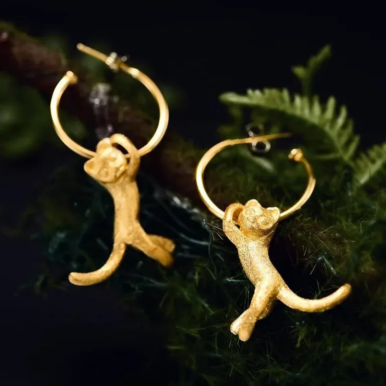 Frei schwingende Katzen Ohrringe, Freche Halbcreolen in Gold oder Silber | 925 Creolen brand: Lotus Fun