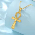 Goldene Ankh-Halskette mit Hieroglyphen Details: Ägyptisches Henkelkreuz in 18K Vergoldung, 925 Silber Anhänger mit filigranen Gravuren. Mystischer Schmuck für Damen und Herren. Geschenk-Box inklusive.