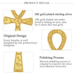 Detailaufnahme goldener Ankh-Halskette aus 925er Silber mit ägyptischen Hieroglyphen. Das Henkelkreuz ist antik-oxidiert und zeigt filigrane Verzierungen. Mystischer Schmuck für Damen und Herren.