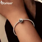 Yin Yang Charm Armband: Silbernes Armband mit schwarz-weißem Yin-Yang-Doppel-Charm aus 925er Silber. Der Bead ist mit Zirkonia-Kristallen besetzt. Ideal als Partnerschmuck oder Freundschaftsschmuck. Geschenkidee für Damen und Herren.