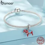 Rotes Dalapferd Charm aus 925er Silber am Armband. Skandinavischer Dangle-Charm mit rot-blauer Emaille, Zirkonia-Kristallen. Glücksbringer Anhänger im Schweden Design. Dalarna Pferd als Geschenk für Frauen und Mädchen. Schmuck-Beads und Charms.