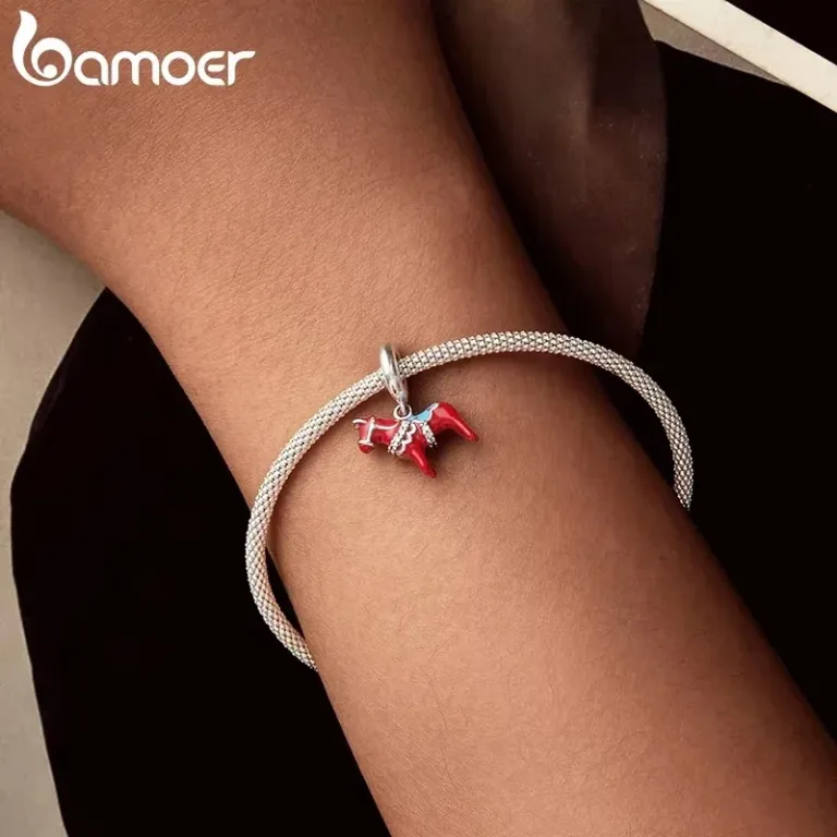 Rotes Dalapferd Charm aus 925 Silber am Armband. Skandinavischer Dangle-Anhänger mit Dalarna Pferd, Schweden Symbol. Emaille Schmuck-Bead mit Zirkonia-Kristallen. Glücksbringer für Sammelarmband oder Halskette. Geschenkidee für Schweden-Liebhaber.