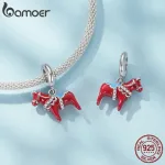 Rotes Dalapferd Charm aus 925er Silber. Skandinavischer Dangle-Anhänger mit Dalarna Pferd Motiv, verziert mit roter Emaille, blauen Akzenten und Zirkonia-Kristallen. Glücksbringer für Armband oder Halskette. Schweden Schmuck Geschenkidee.