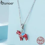 925 Silber Dangle Charm: Rotes Dalapferd als Emaille Anhänger am Halskette. Skandinavischer Schmuck mit Dalarna Pferd, Schweden Symbol. Glücksbringer für Sammelarmband. Geschenkidee für Frauen und Mädchen.