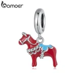 Rotes Dalapferd Charm aus 925er Silber. Skandinavischer Dangle-Charm mit rot-blauer Emaille, Zirkonia-Kristallen. Schwedisches Glückssymbol als Anhänger für Armband oder Halskette. Ideal als Geschenk für Schweden-Fans.