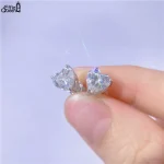 Zirkonia Herz Ohrstecker, 925 Silber Ohrringe mit klaren Kristall Herzen. Funkelnde Herzform, filigran gefasst.