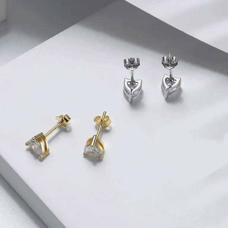 Zirkonia Herz Ohrstecker in Gold und 925 Silber. Klare Kristall-Herzen Ohrringe mit filigranem Verschluss.