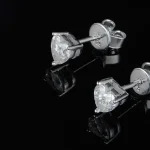 Zirkonia Herz-Ohrstecker, 925 Silber Ohrringe mit klaren Kristall-Herzen. Silberne Ohrstecker mit Herz-förmigen Zirkonia Steinen.