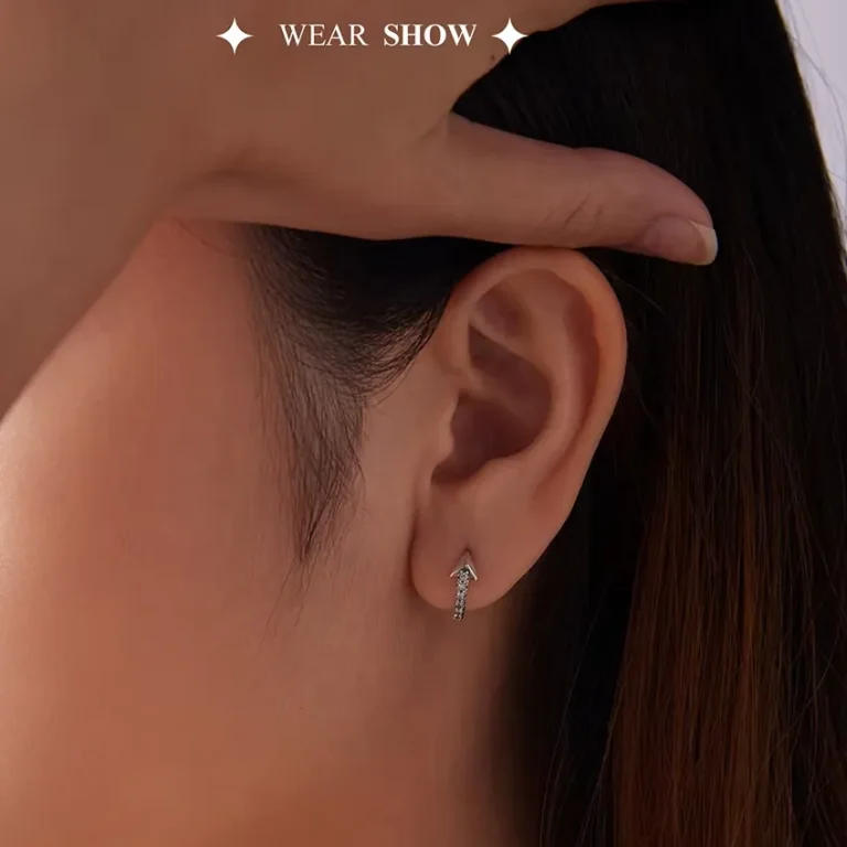 Kleine 925 Silber Creolen mit Zirkonia-Pfeil Detail im Ohrläppchen. Liebespfeile Ohrringe mit funkelnden Kristallen, filigran und modern.