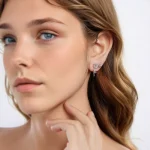 Blumen-Ohrringe mit Vögeln: Kleine, filigrane Frühlings-Ohrhänger in Blau-Lila. 925 Silber Ohrstecker mit Emaille-Details.