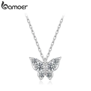 Funkelnder Moissanit Schmetterling Anhänger mit Halskette. 925 Silber, filigranes Design, brillante Kristalle. Zarte Damenkette mit Schmetterlingsmotiv.