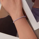 925 Silber Armband mit lila Zirkonia auf Handgelenk. Feines Armkettchen, verstellbar, filigraner Silberschmuck für Damen.