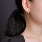 925 Silber Ohrringe: Kleine Sonnenblumen Creolen mit Emaille im Landhaus Stil. Sommerlicher hohler Bügel-Ohrschmuck am Ohr.