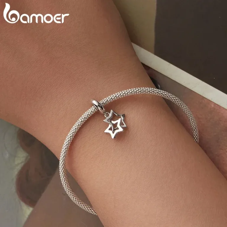 Sternen-Dangle mit Zirkonia-Kristallen, Doppelstern Charm an Armband. 925 Silber Anhänger, filigran, Winter Romantik, funkelnd.