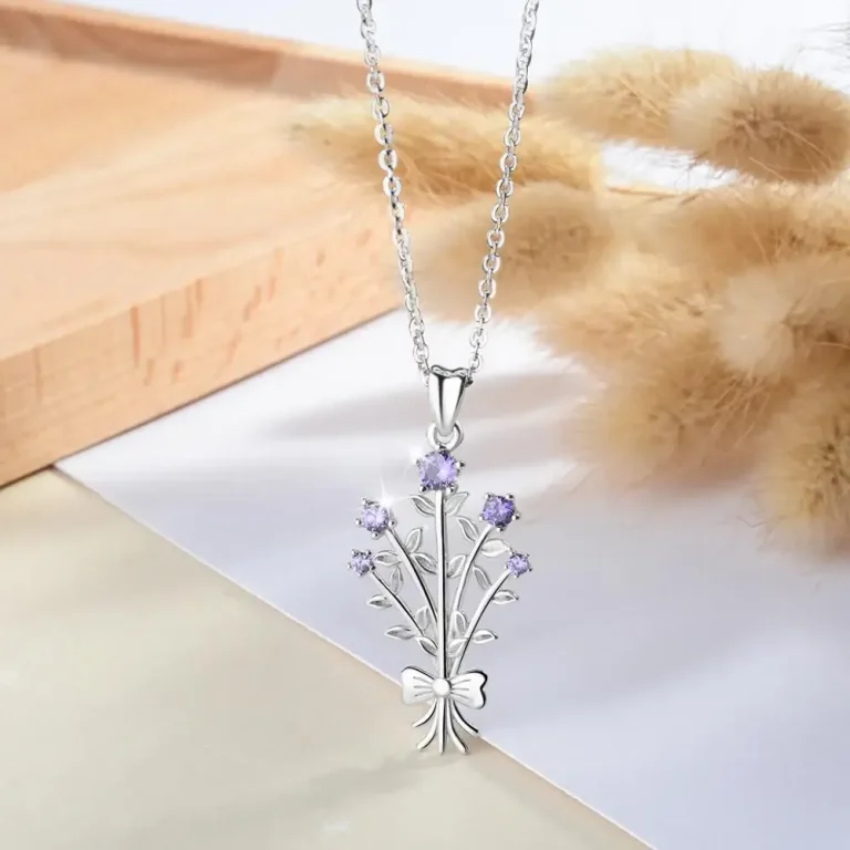 Lila Blumenstrauß Halskette: 925 Silber Anhänger mit violetten Zirkonia Blüten. Glückwunsch-Kette im Landhausstil mit Schleife.