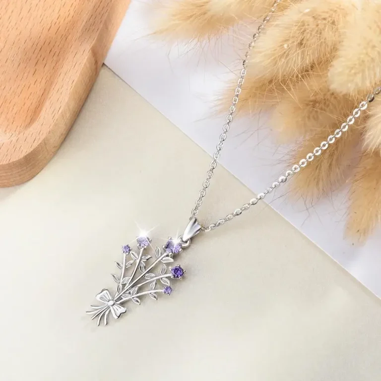 925 Silber Halskette: Lila Blumenstrauß Anhänger mit violetten Zirkonia Blüten. Romantischer Landhausstil Glückwunsch-Schmuck.